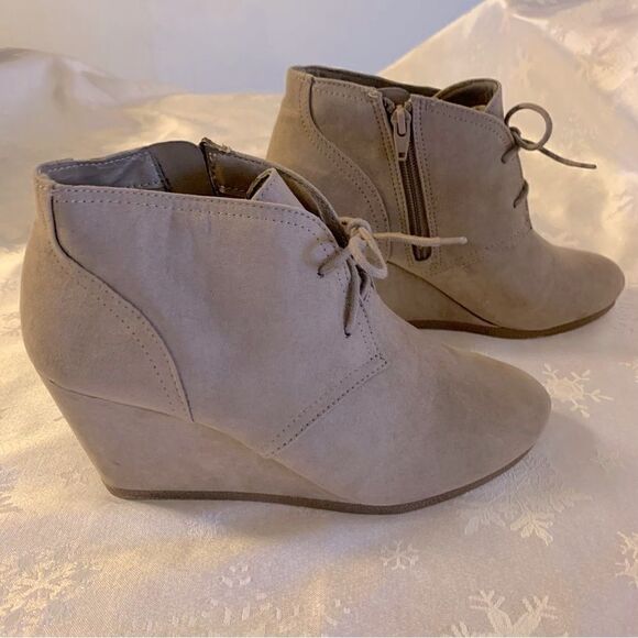 Universal Thread Wedge Ankle Boots Tan Side Zip Sz 9 NWT not worn Gorgeous - Picture 4 of 6
